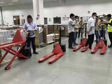 電動高升程搬運車交付使用，感謝廠家羅總親自跟客戶講解操作方法！